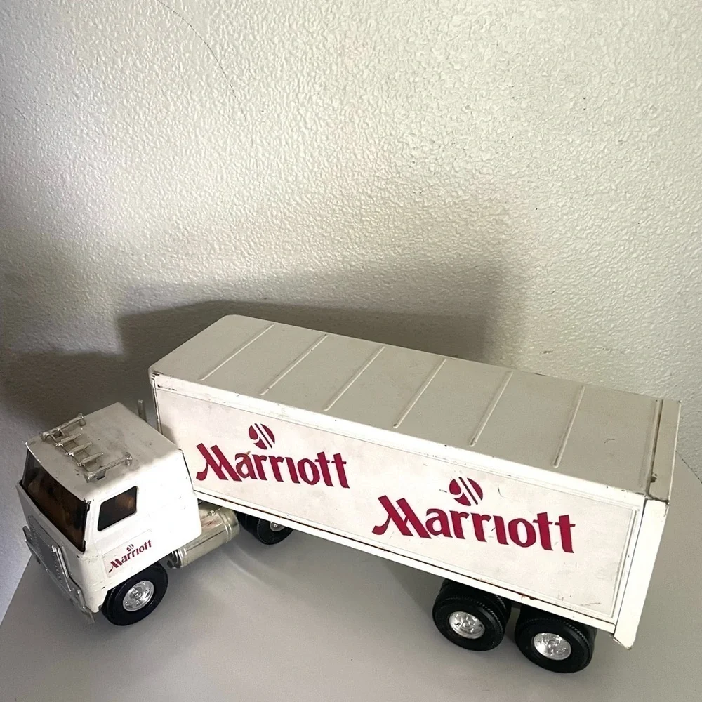 MARRIOTT TRACTOR TRAILER 1/25 SCALE, TRACTOR 1960 ERA INTERNATIONAL